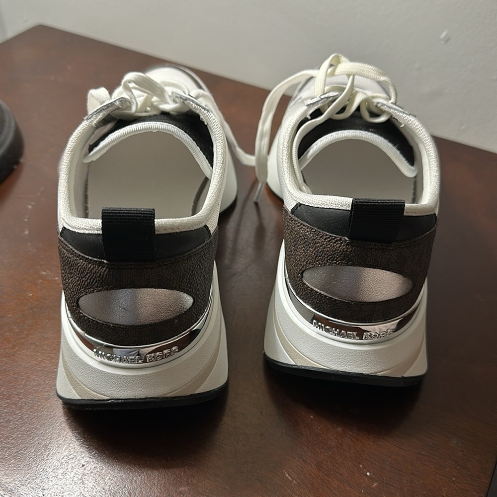 Sneaker ๐ - Picture 3 of 8